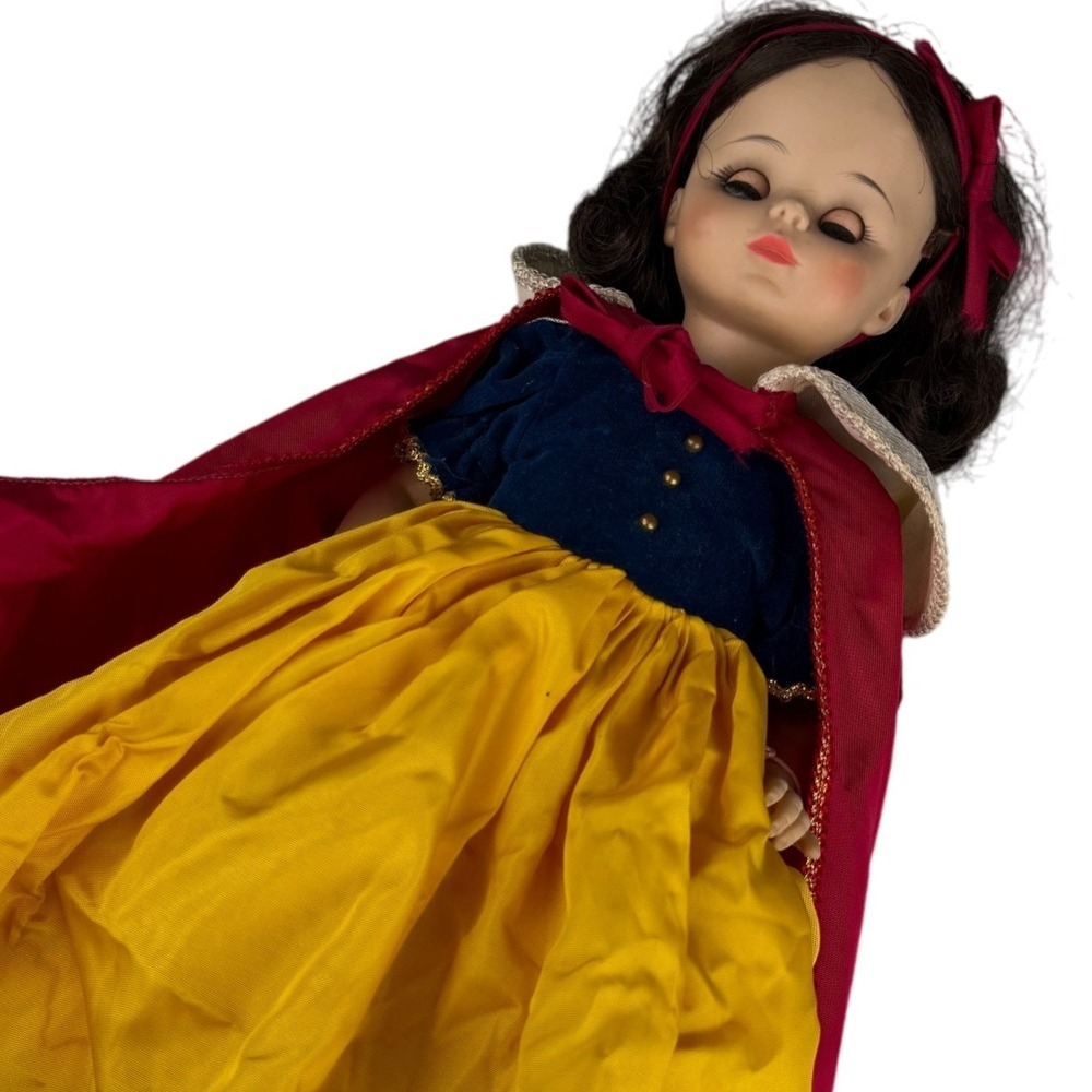 Vintage‎ Madame Alexander Snow White Doll Red Blue Yellow Cape Princess Outfit